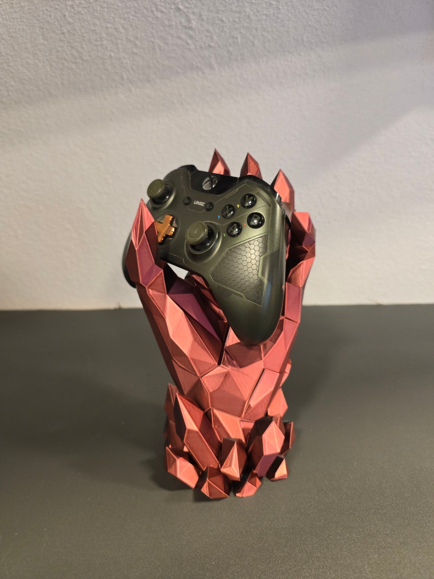 Xbox-Controller frontal in polygonaler Kristallhand