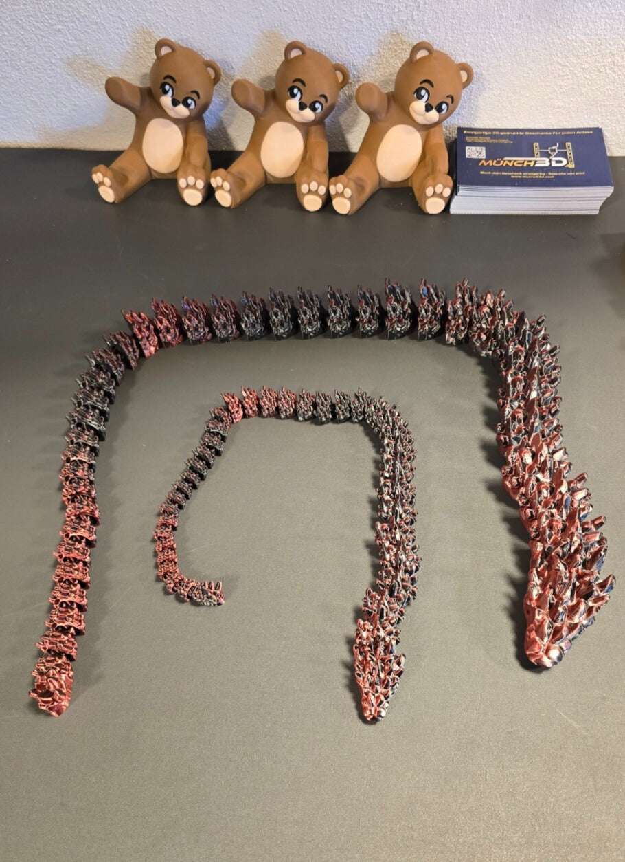 Große und kleine Drachen-Schlange nebeneinander auf Tisch