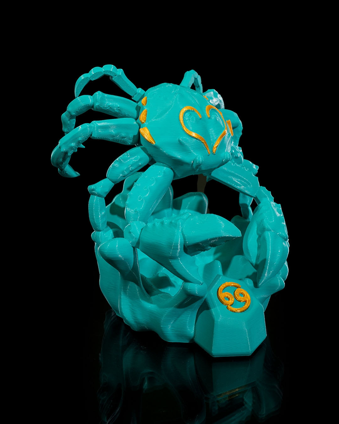 Schräg seitliche Ansicht der Krebs-Sternzeichen Figur, zeigt die detailreichen Krabbenbeine und das goldene ♋-Symbol vorne.
