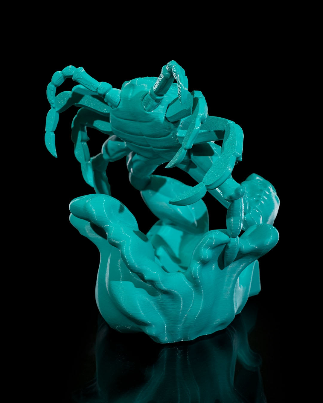 Rückseite der 3D-gedruckten Krabbenfigur in Türkis – Panzer und Beine der Krabbe von hinten sichtbar.