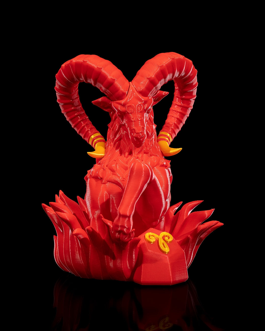 Personalisierbare Widder Skulptur mit Hörnern und Flammenbasis