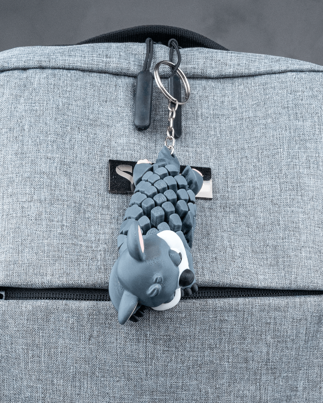 Koala-Schlüsselanhänger am Rucksack befestigt