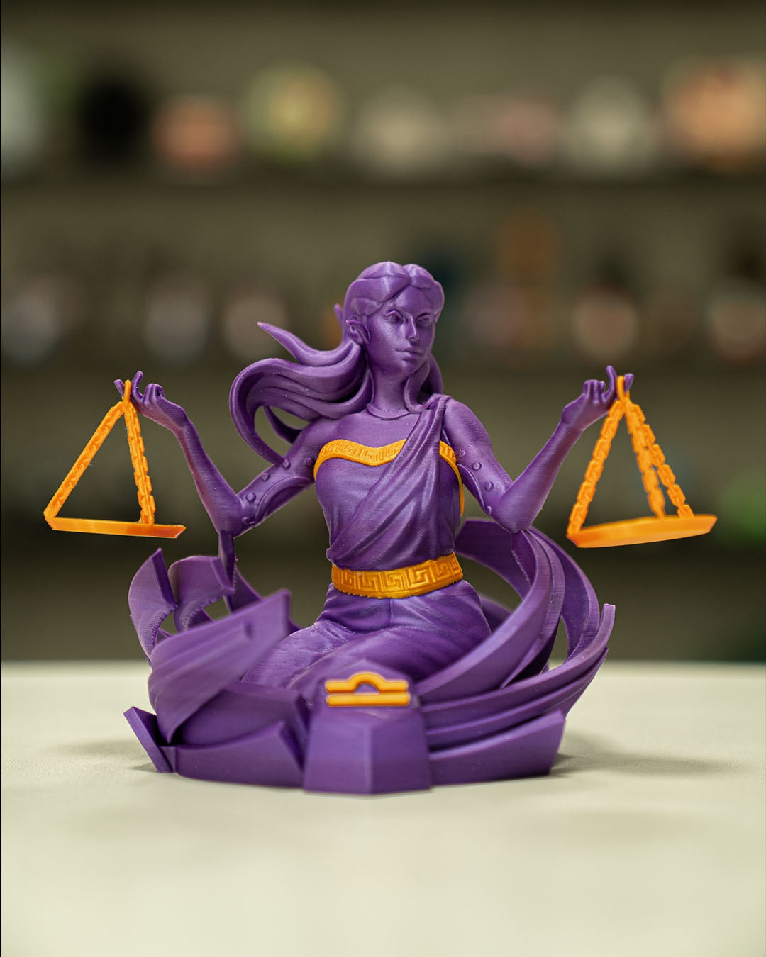 Ambientebild der Waage-Figur im Regal