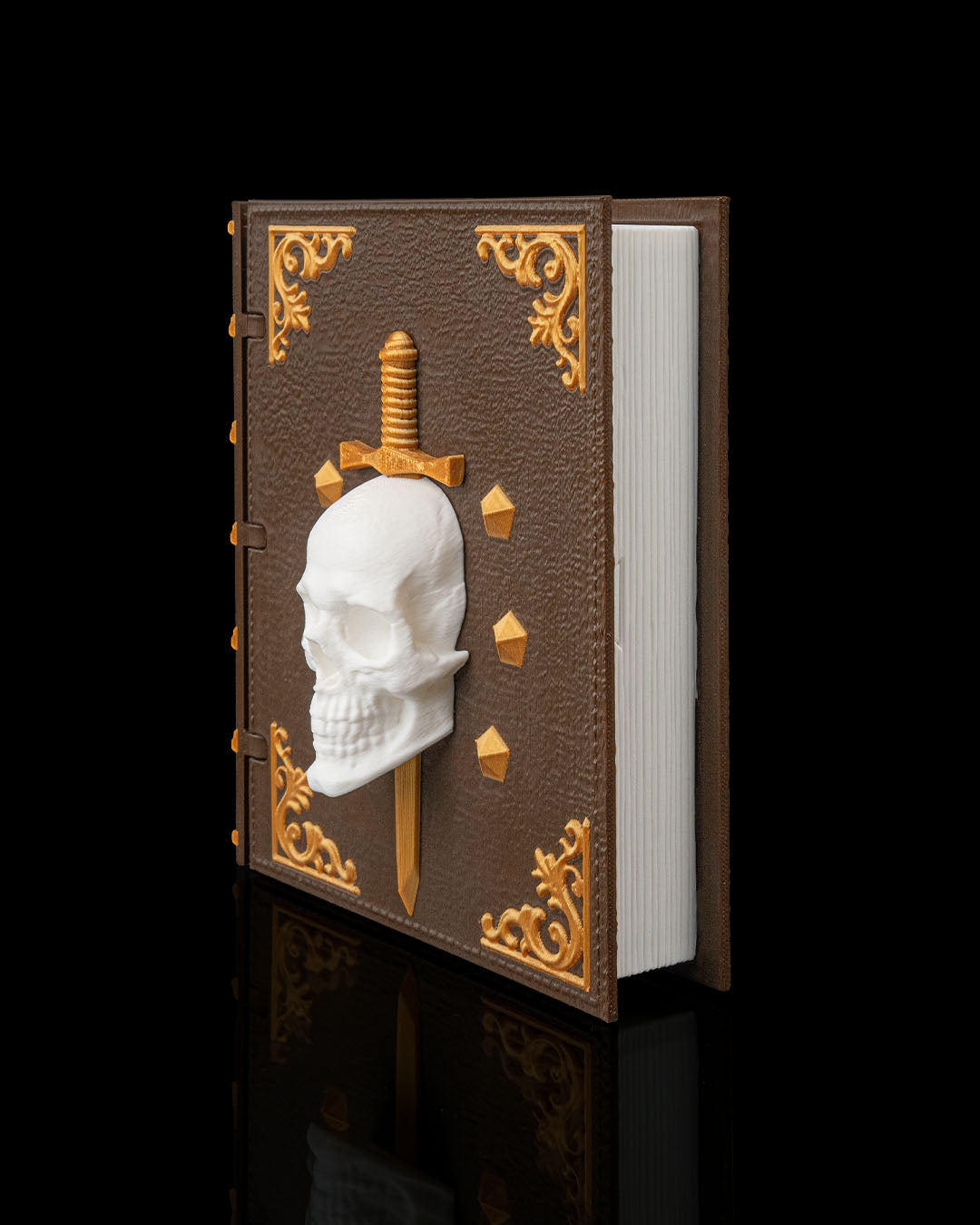 Dice Box in Buchform 🎲 mit Schädel & Schwert – ca. 18 × 15 cm – epische Aufbewahrung für Würfel & DnD Zubehör – Geschenkidee für Rollenspiel Fans