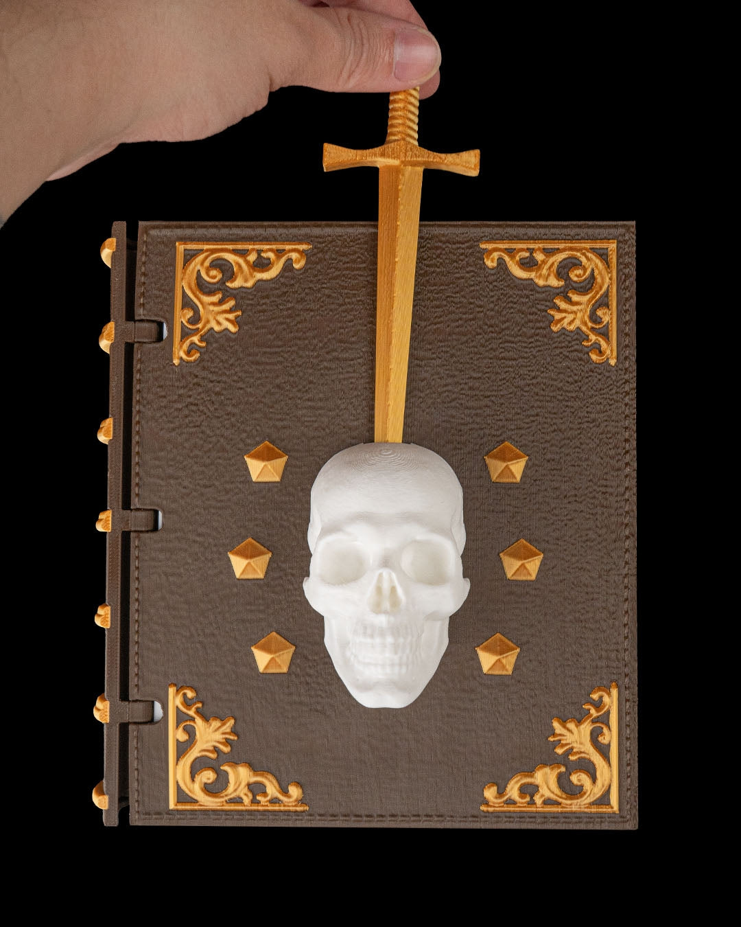 Dice Box in Buchform 🎲 mit Schädel & Schwert – ca. 18 × 15 cm – epische Aufbewahrung für Würfel & DnD Zubehör – Geschenkidee für Rollenspiel Fans