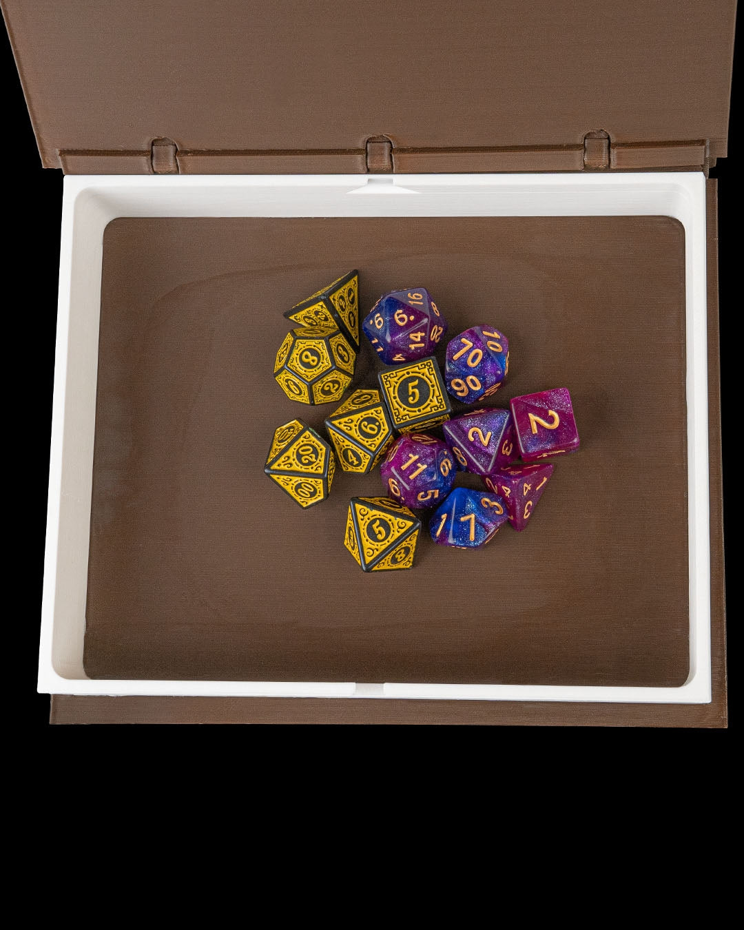 Dice Box in Buchform 🎲 mit Schädel & Schwert – ca. 18 × 15 cm – epische Aufbewahrung für Würfel & DnD Zubehör – Geschenkidee für Rollenspiel Fans
