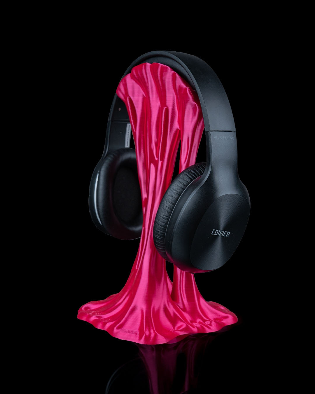 Seitliche Perspektive mit Headset auf dem Halter