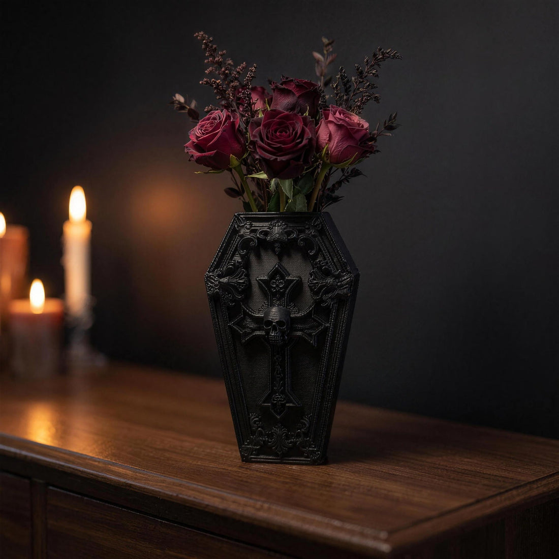 Gothic-Sargvase mit Kreuz-Totenkopf-Relief, Frontalansicht auf dunklem Sideboard bei Kerzenlicht – Beispiel für Gothic-Wohndeko von Münch3D