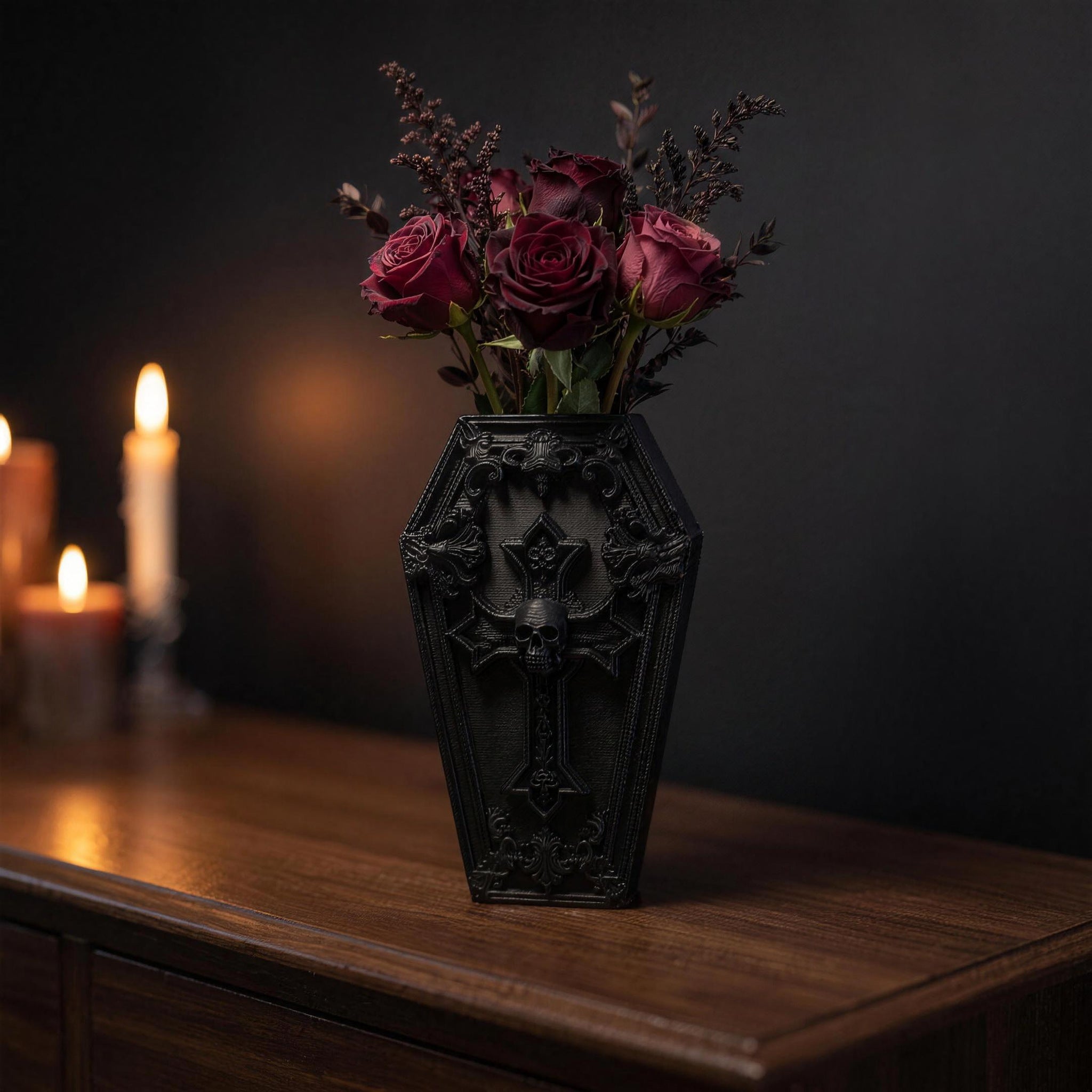 Gothic-Sargvase mit Kreuz-Totenkopf-Relief, Frontalansicht auf dunklem Sideboard bei Kerzenlicht – Beispiel für Gothic-Wohndeko von Münch3D