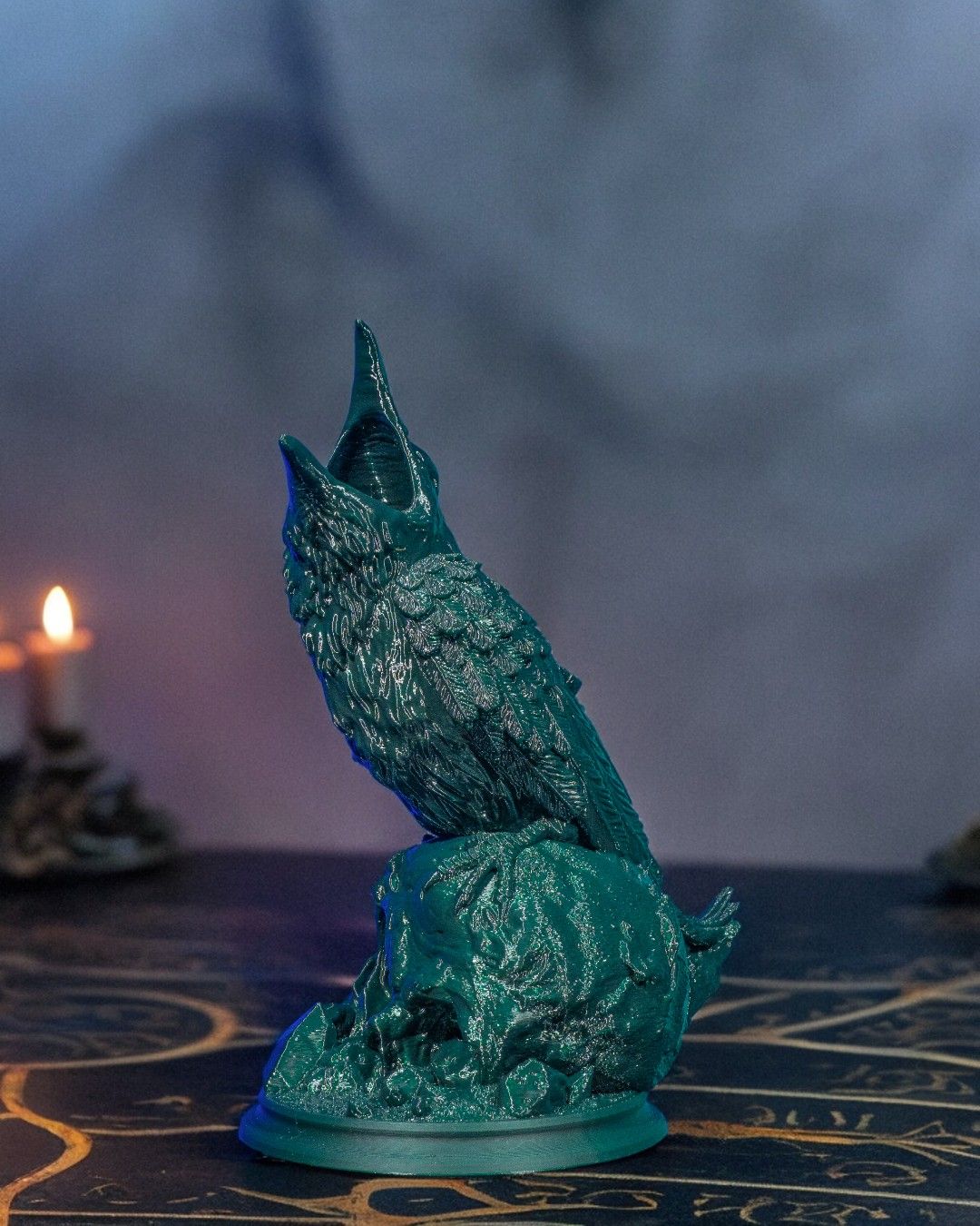 3D-gedruckter Würfelturm Rabe in Aktion – Perfekt für Rollenspielabende.