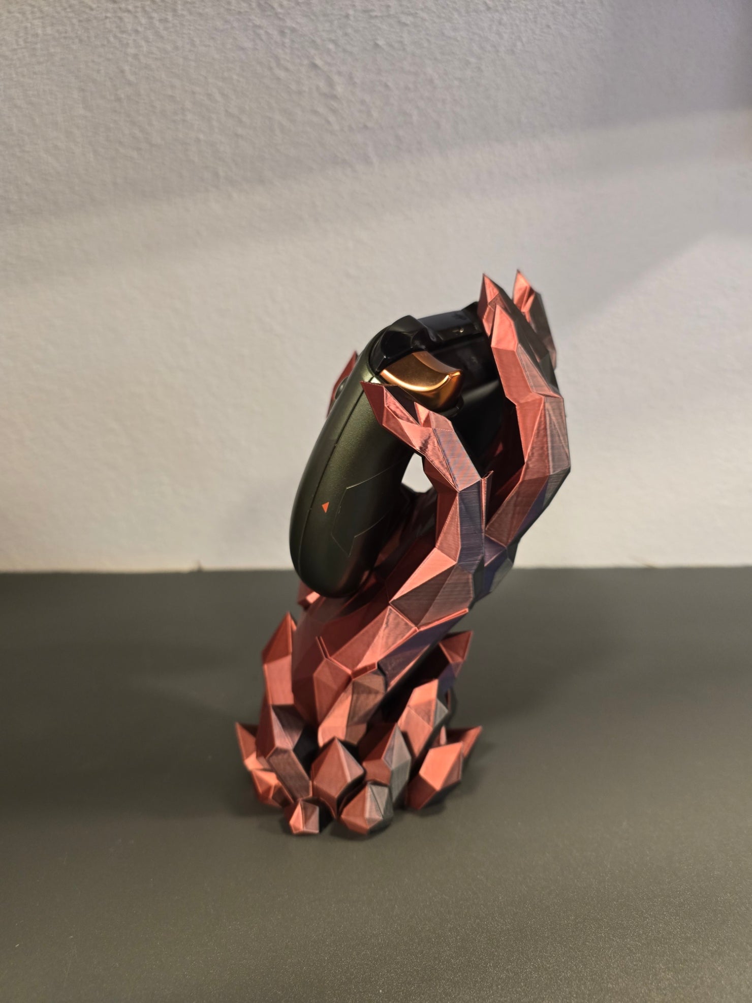 Kristallhand in dunklem Design ohne Controller – Rückansicht

