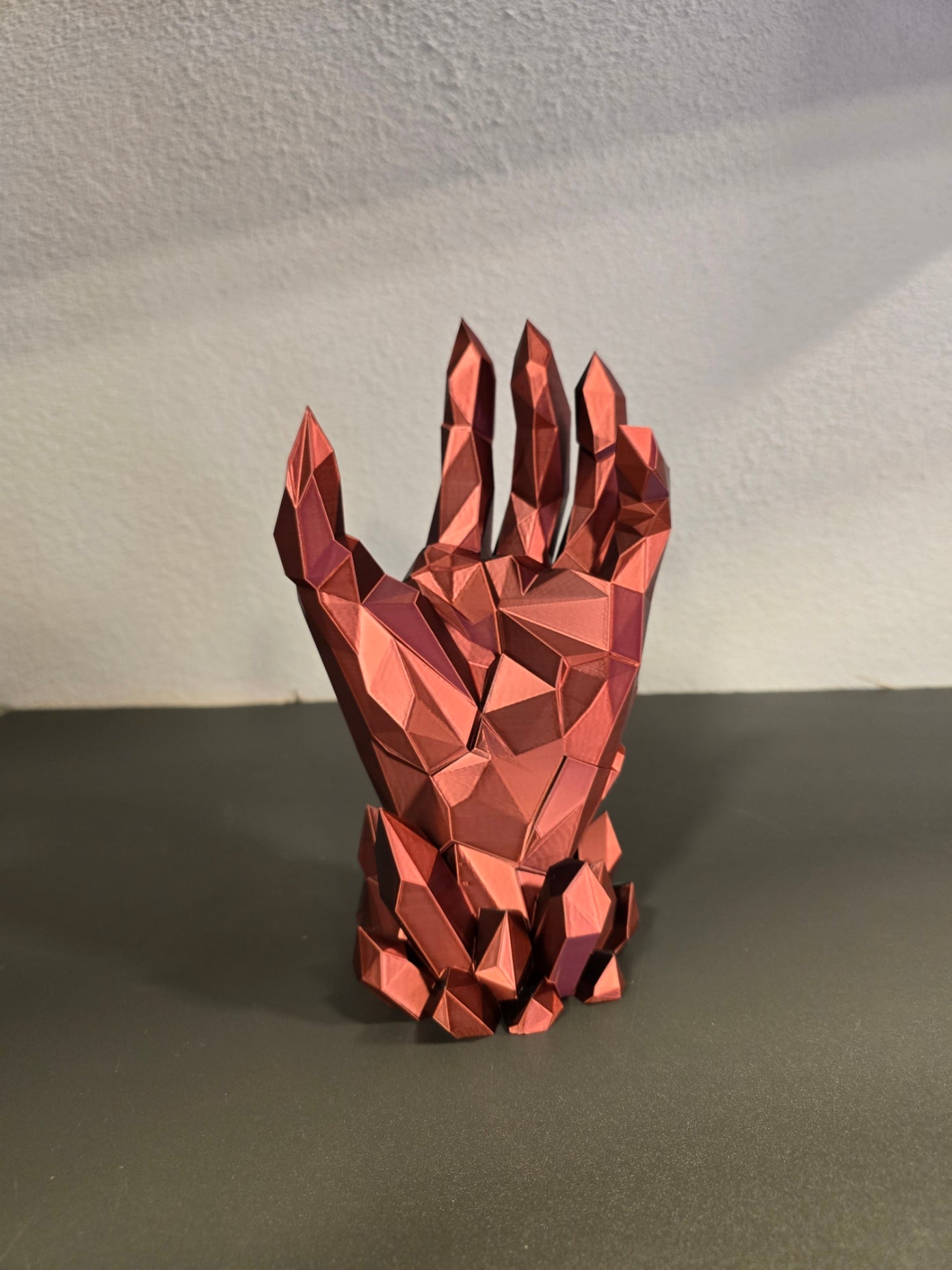 Rückansicht der polygonalen Kristallhand mit Controller

