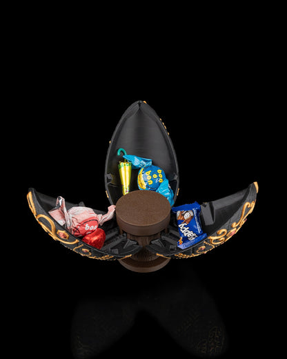 Geöffnetes Ei mit Süßigkeiten befüllt

