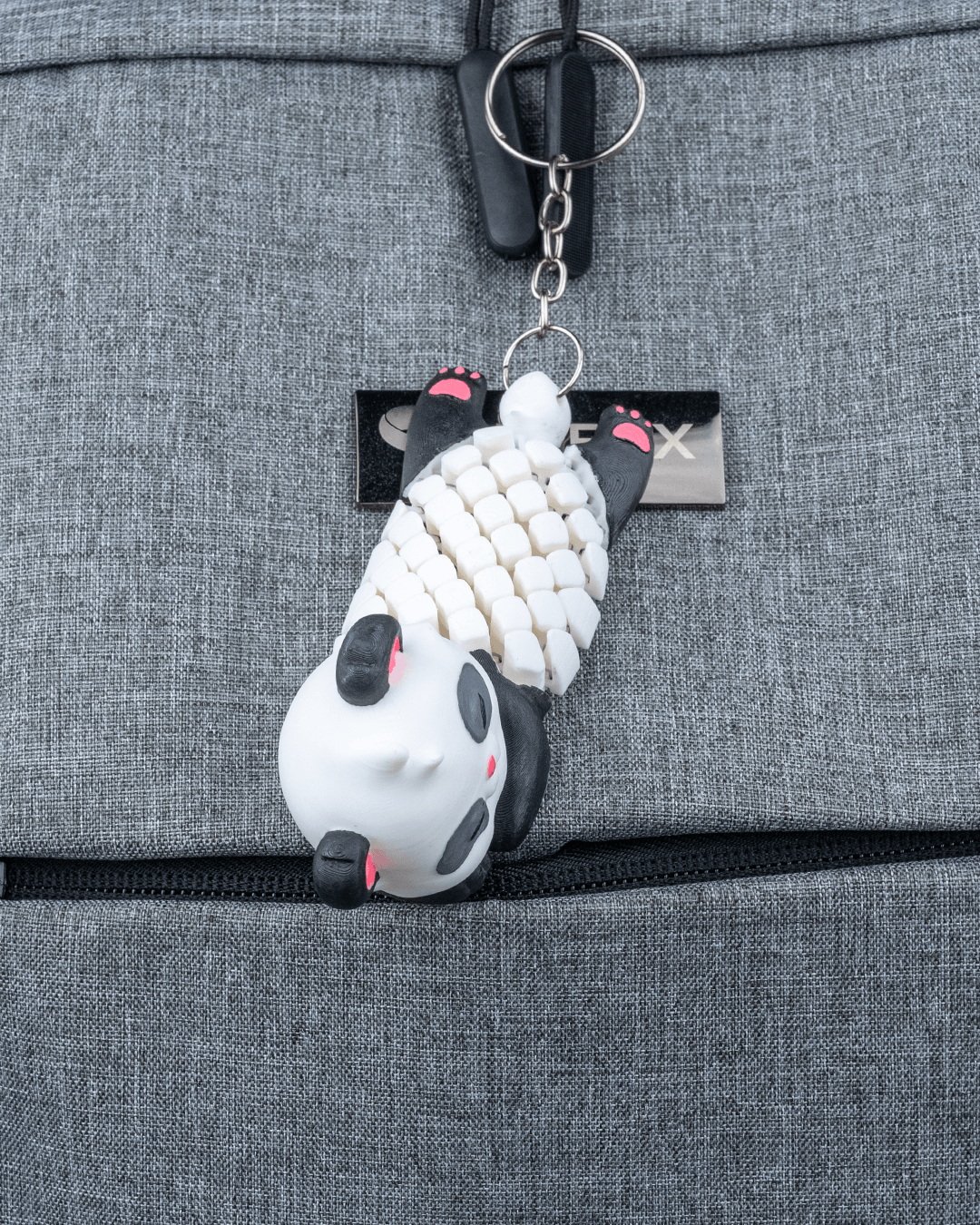 Panda Schlüsselanhänger an Rucksack befestigt

