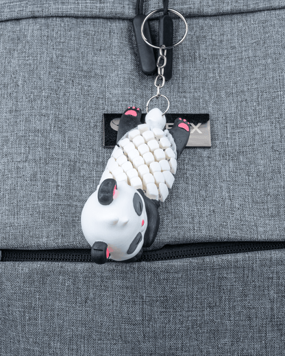 Panda Schlüsselanhänger an Rucksack befestigt

