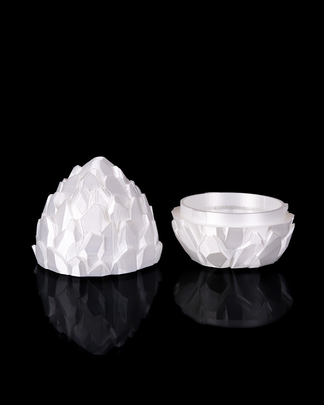 Geöffnete Eibasis aus Kristallen

