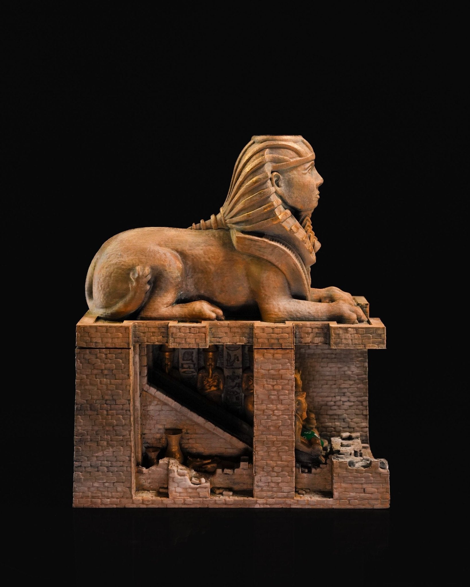 Sphinx Hüter der Ruinen Würfelturm – Detailansicht des mystischen Designs für RPGs und Tabletop-Spiele. Bemalte Version
