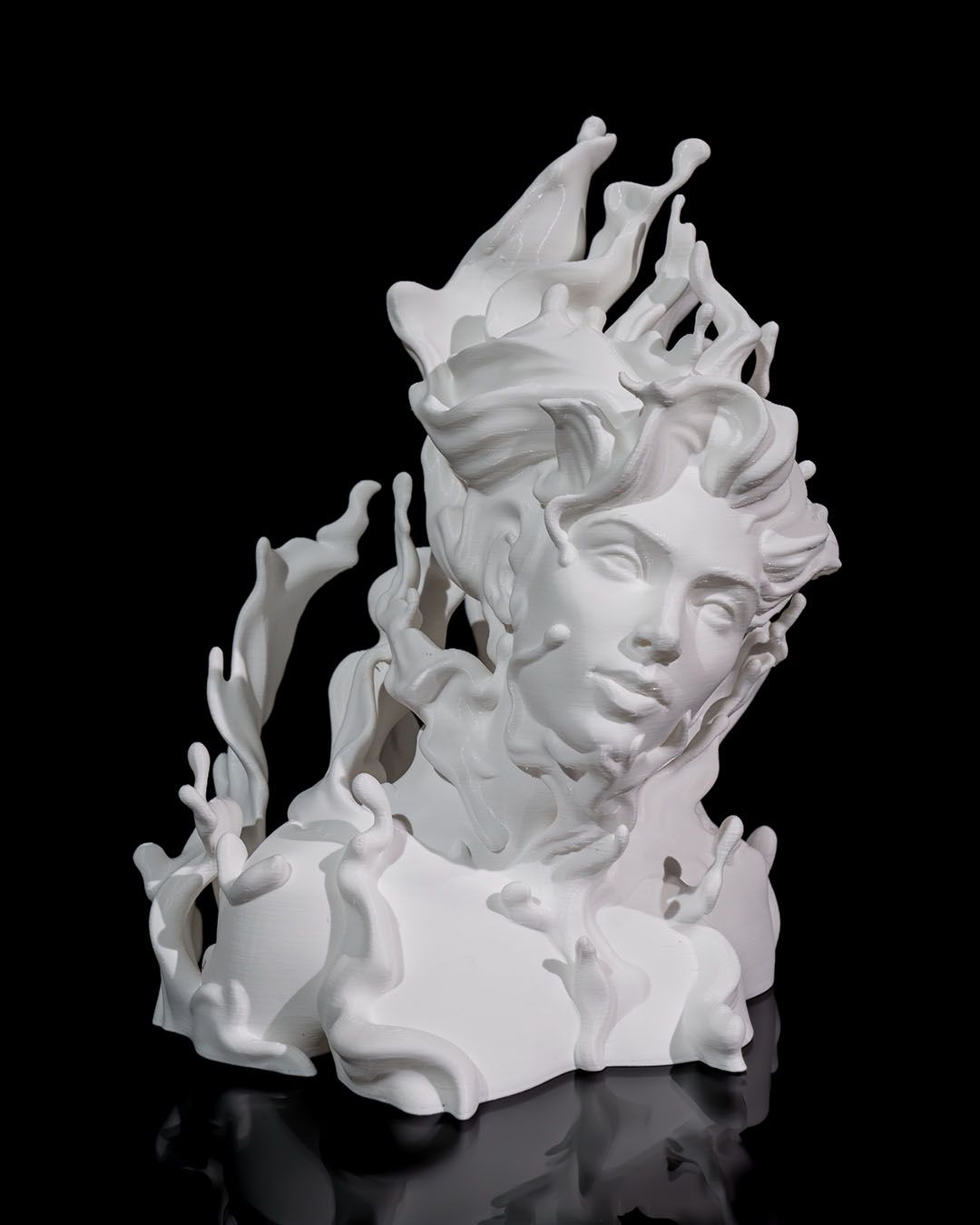 Weiße Skulptur – Frau mit fließender Silhouette

