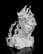 Weiße Skulptur – Frau mit fließender Silhouette

