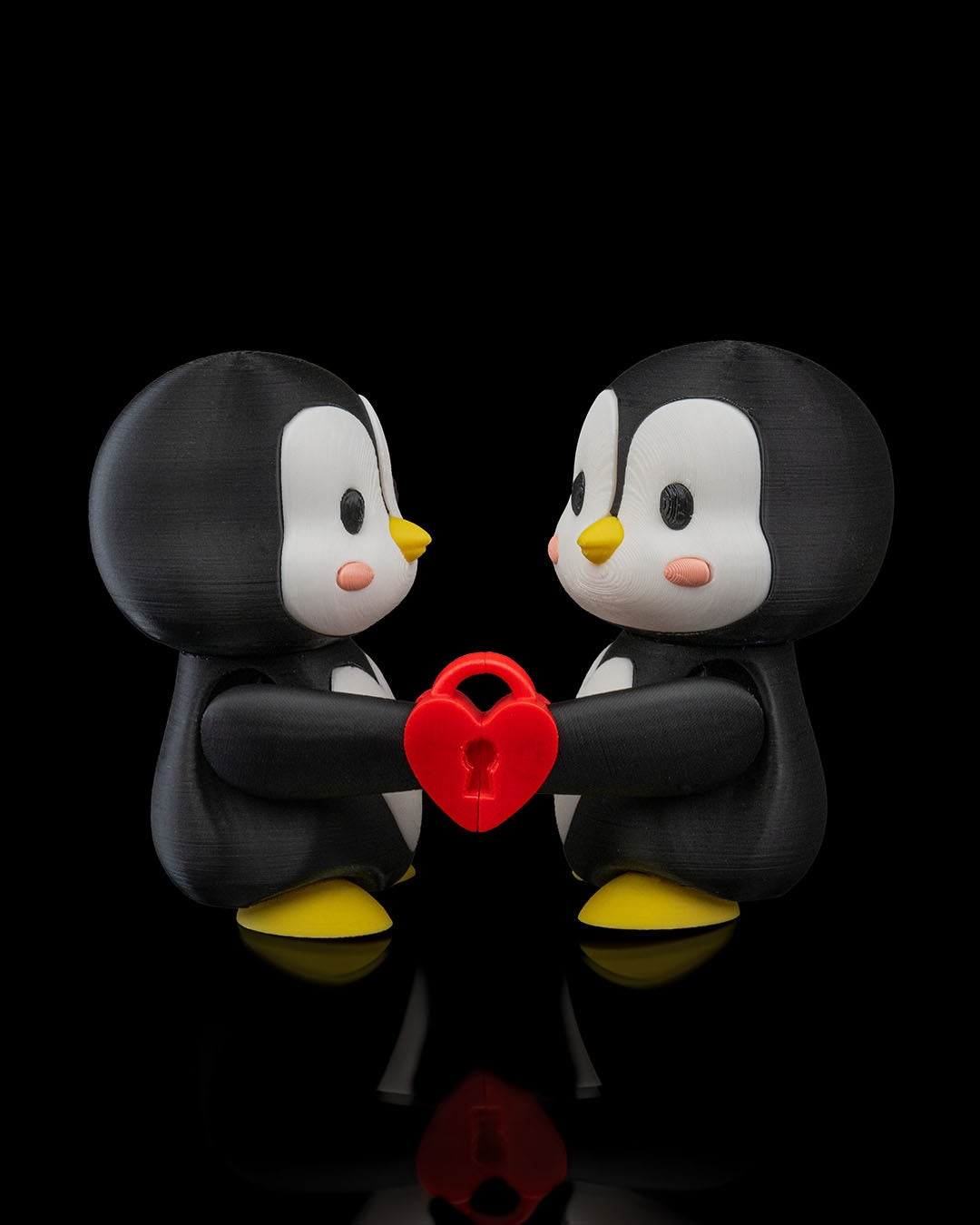 Zwei verliebte Pinguine mit Herzschloss als Valentinstagsgeschenk.

