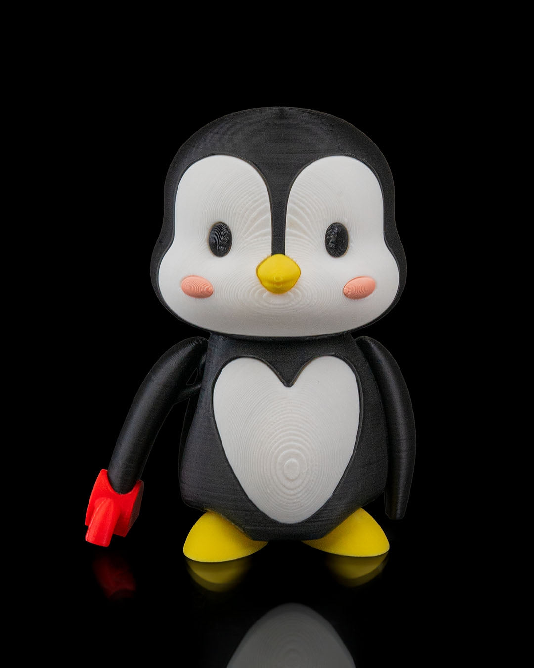 Niedliches Pinguinpaar mit rotem Herzen – perfekte romantische Dekoration.
