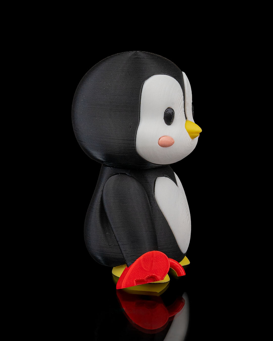 Nachhaltige romantische Dekoration: Pinguinpaar mit Herzschloss.
