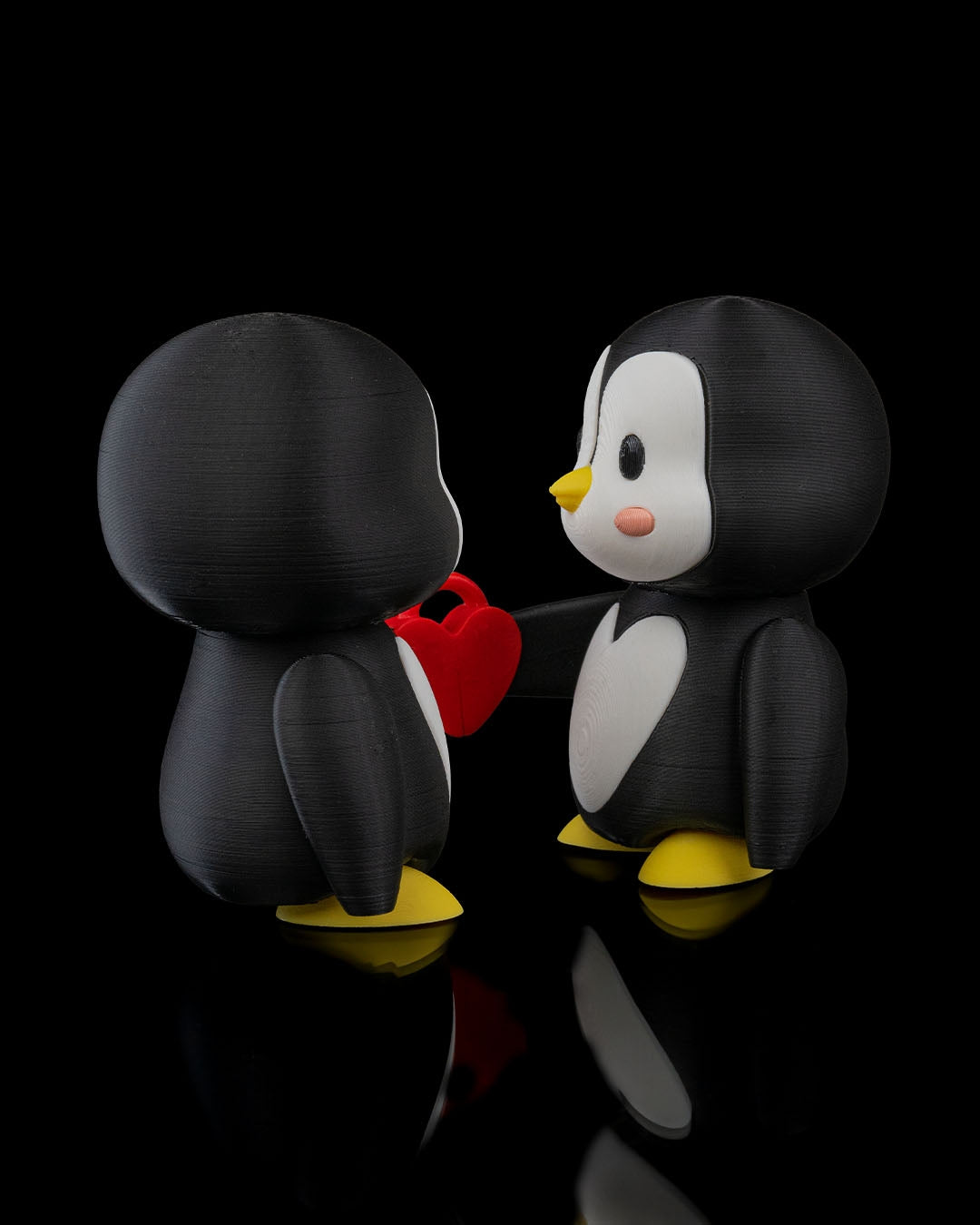Perfektes Valentinstagsgeschenk – Süßes Pinguinpaar für Verliebte.
