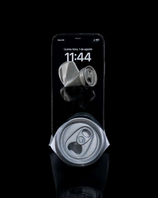 „Handyhalter in Dosenform mit Smartphone von vorne“

