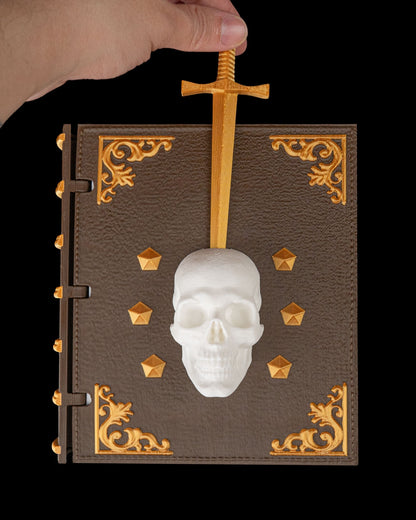Dice Box in Buchform 🎲 mit Schädel & Schwert – ca. 18 × 15 cm – epische Aufbewahrung für Würfel & DnD Zubehör – Geschenkidee für Rollenspiel Fans