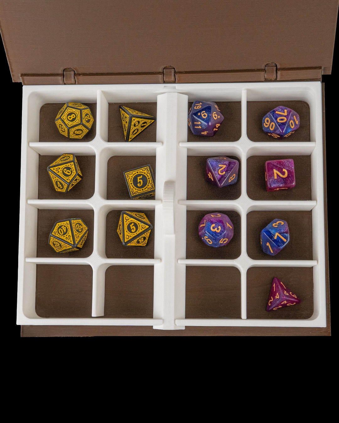 Dice Box in Buchform 🎲 mit Schädel & Schwert – ca. 18 × 15 cm – epische Aufbewahrung für Würfel & DnD Zubehör – Geschenkidee für Rollenspiel Fans
