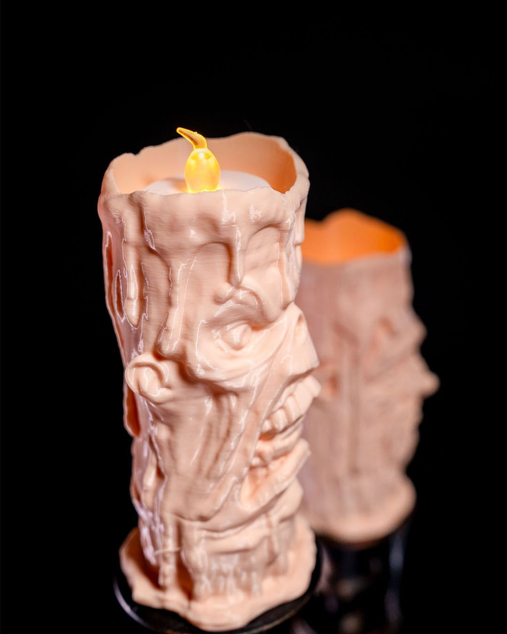Seelenbeleuchteter Kerzenständer mit Platz für LED-Kerzen, perfekte Dekoration für Halloween und Gothic-Themen.