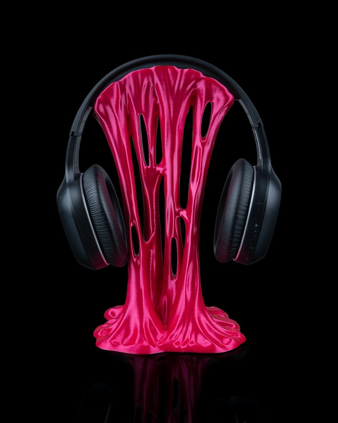 Headset-Halter im pinken Sticky-Splash-Design von vorne mit Headset

