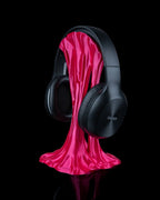 Seitliche Perspektive mit Headset auf dem Halter

