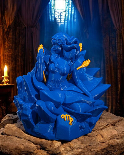 Jungfrau-Figur in Fantasy-Szene mit Kerzenlicht

