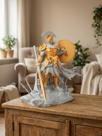 Ares-Statue Frontalansicht mit Speer und Rundschild-Rückseite, auf rustikaler Holzkommode mit Pflanzen im Hintergrund