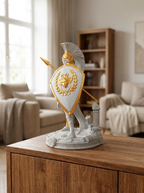 Athena-Statue mit Schild von vorne, auf Holzkommode mit Bücherregal im Hintergrund