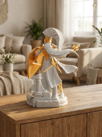Athena-Statue Rückansicht mit Schildrückseite und wehendem Helmbusch, auf Holzkommode mit Sofa und Pflanzen im Hintergrund