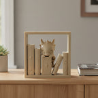 Baby-Drache Book-Nook-Diorama auf hellem Sideboard neben Sukkulente und Buch, sandfarbener 3D-Druck