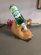 Bären-Weinflaschenhalter in Wunschfarbe Beige, Nahaufnahme mit Flasche zwischen Pranken und Maul – Münch3D