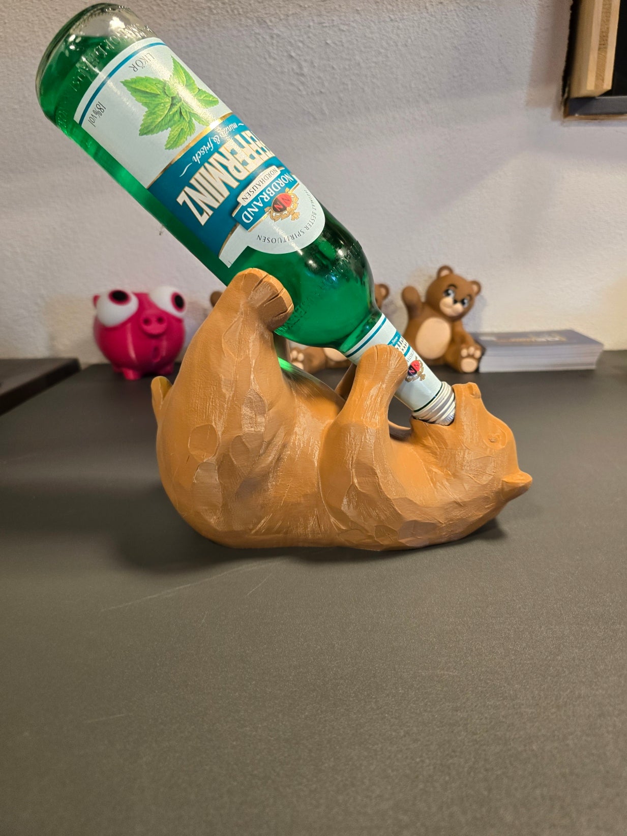 Bären-Weinflaschenhalter Detailansicht der Pranken um den Flaschenhals, Wunschfarbe Beige – Münch3D