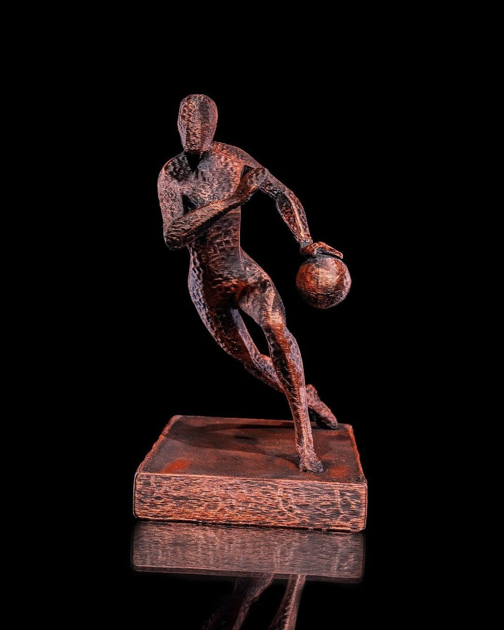 Basketball-Figur handbemalt, dynamische Pose – Sport-Deko Münch3D