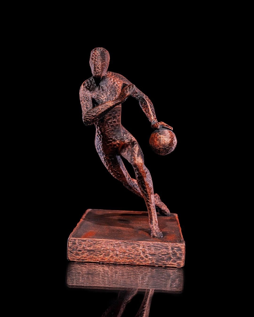 Basketball-Figur handbemalt, dynamische Pose – Sport-Deko Münch3D