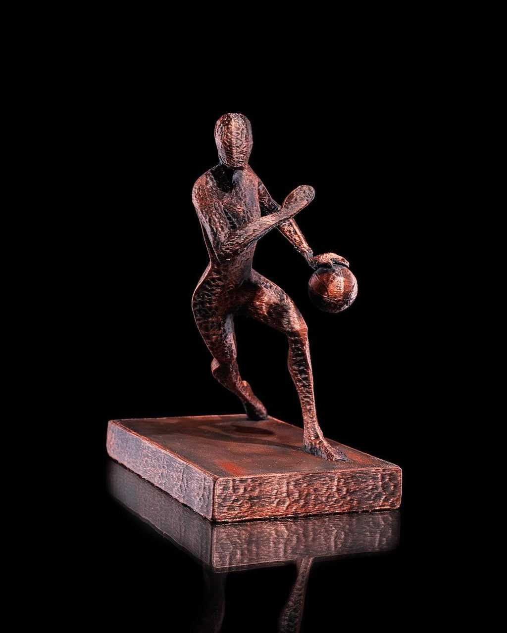 Basketballer-Statue handbemalt Kupfer-Bronze-Optik, Frontalansicht Dribbel-Pose – Münch3D 3D-Druck vor Schwarz