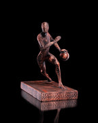 Basketballer-Statue handbemalt Kupfer-Bronze-Optik, Frontalansicht Dribbel-Pose – Münch3D 3D-Druck vor Schwarz