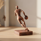 Basketball-Statue in Kupfer-Bronze-Optik, Rückansicht mit Ball auf Holzoberfläche, weich unscharfer warmer Hintergrund – Münch3D