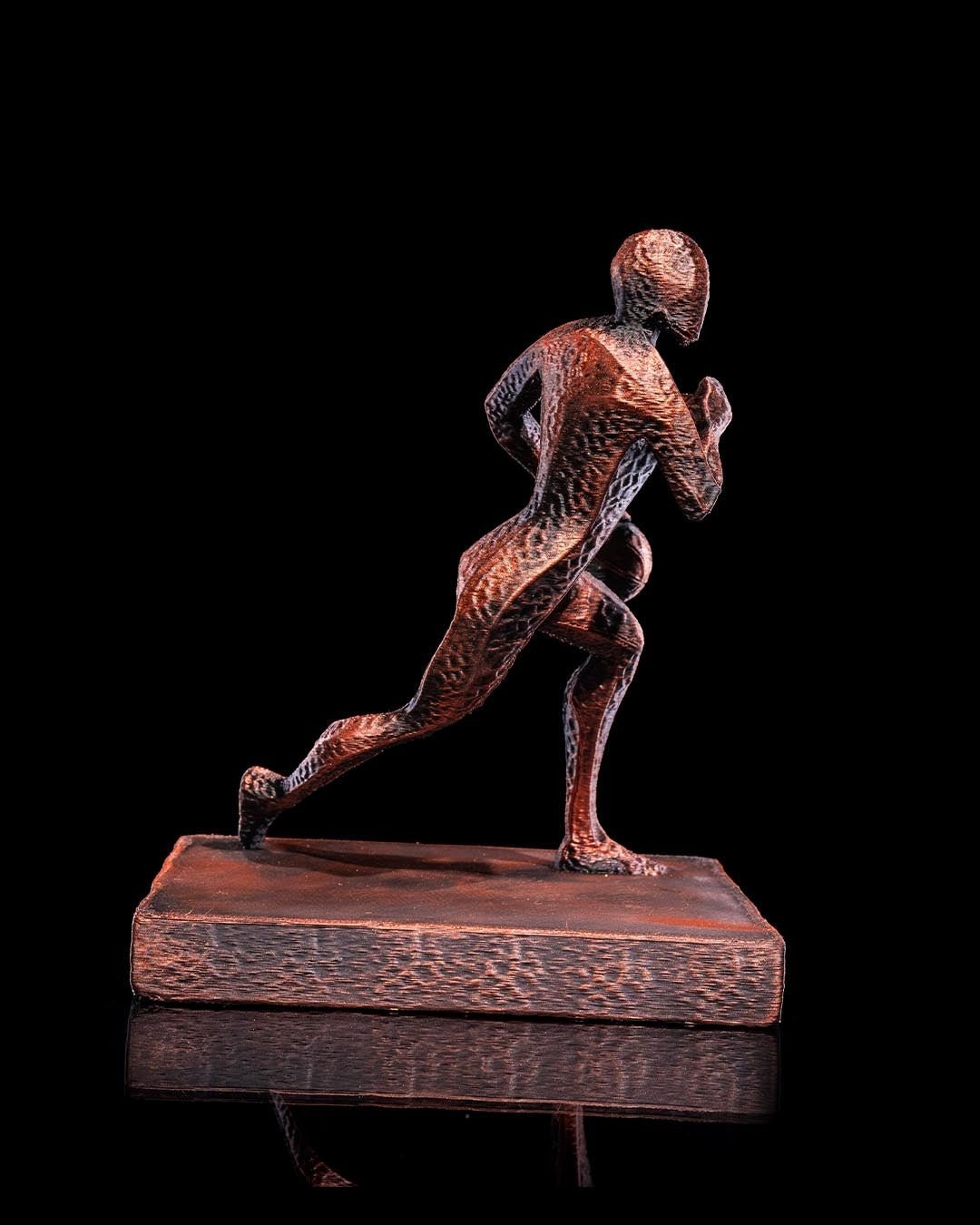 Basketball-Statue handbemalt Kupfer-Bronze-Optik, Seitenansicht Laufschritt mit Ball – Made in Germany Münch3D
