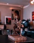 Handbemalte Basketball-Statue in Kupfer-Bronze-Optik – Lifestyle-Aufnahme im Wohnzimmer mit Bildern im Hintergrund