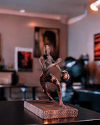 Handbemalte Basketball-Statue in Kupfer-Bronze-Optik – Lifestyle-Aufnahme im Wohnzimmer mit Bildern im Hintergrund