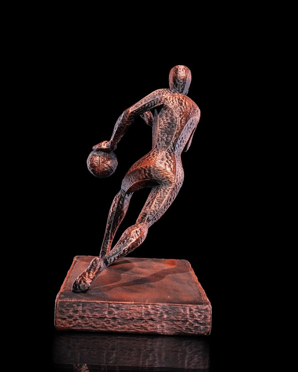 Basketball-Figur handbemalt Kupfer-Bronze-Optik, Rückansicht mit Ball – Münch3D vor Schwarz