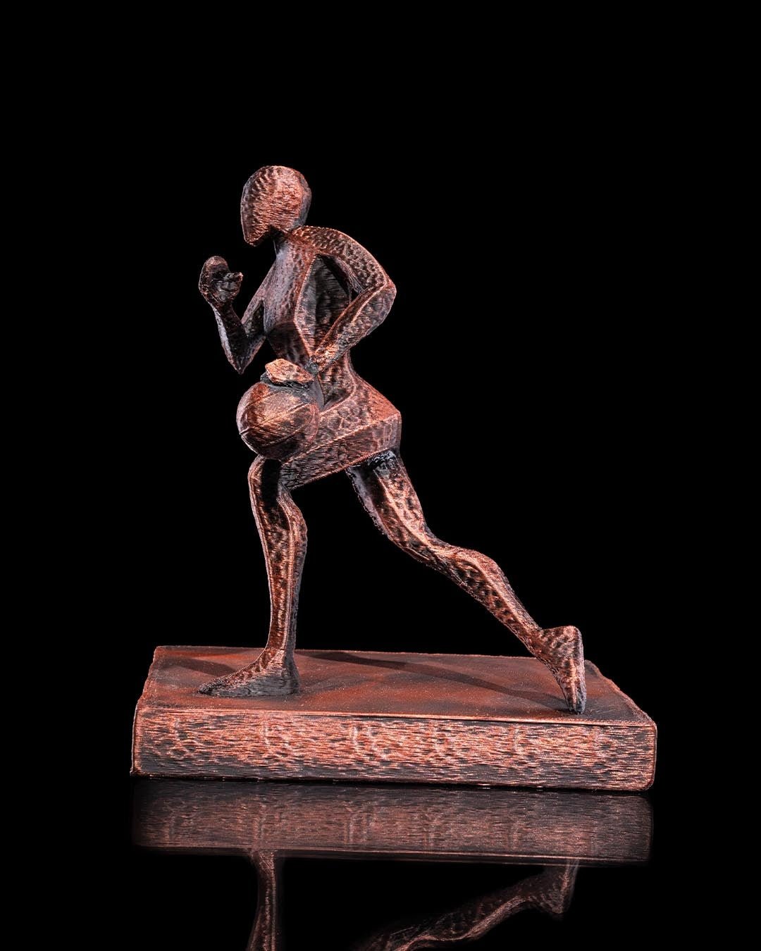 Basketball-Skulptur handbemalt Kupfer-Bronze-Optik, Seitenansicht mit Ball – Münch3D 3D-Druck vor Schwarz